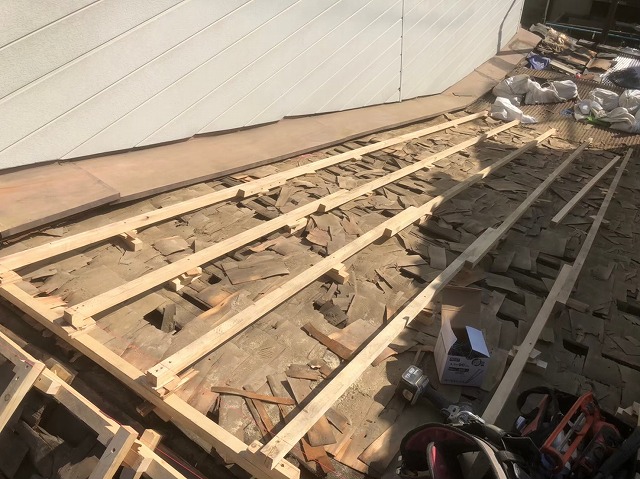 野地板の不陸調整凸凹